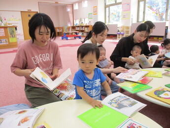 写真：絵本を選んでいる様子