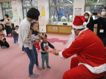 写真：プレゼントをもらっている様子