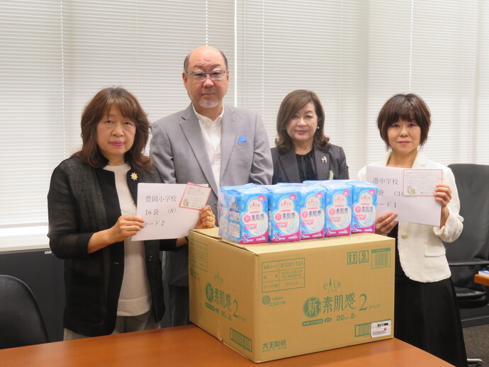国際ソロプチミスト但馬の皆さまと嶋教育長の写真