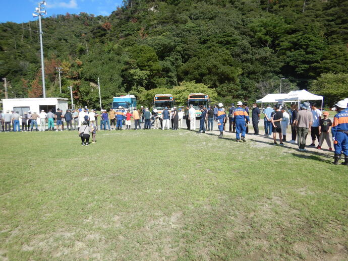 消防団と地域住民によるバケツリレーの写真