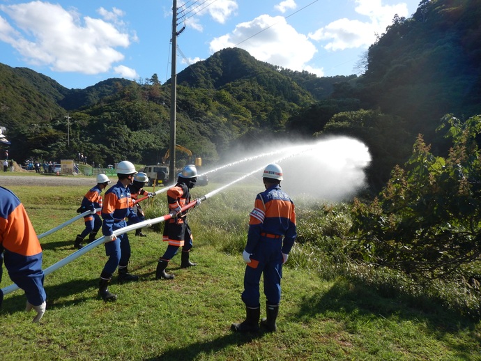 火点標的に向けて放水する写真