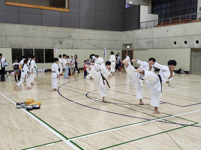 写真:空手のかた披露