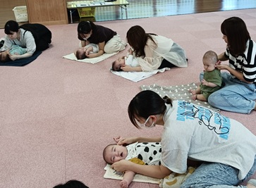 写真：親子遊びの様子