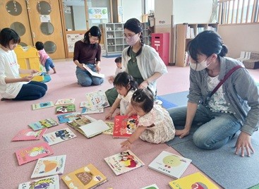 写真：絵本を見ている様子