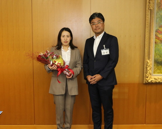 浅沼さんと門間市長の写真