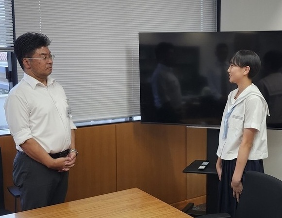 写真:門間市長と小田さんが話している様子