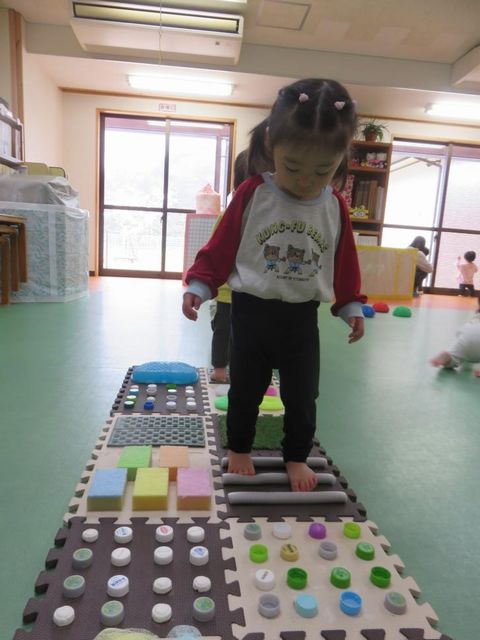 写真：手作りのマットの上を歩く様子