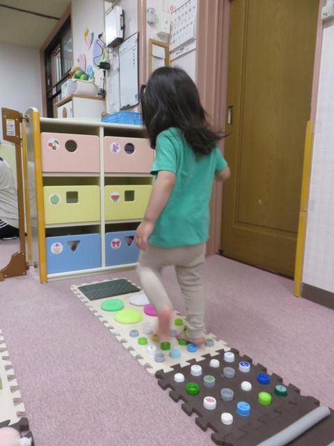 写真：手作りのマットの上を歩く様子3枚目