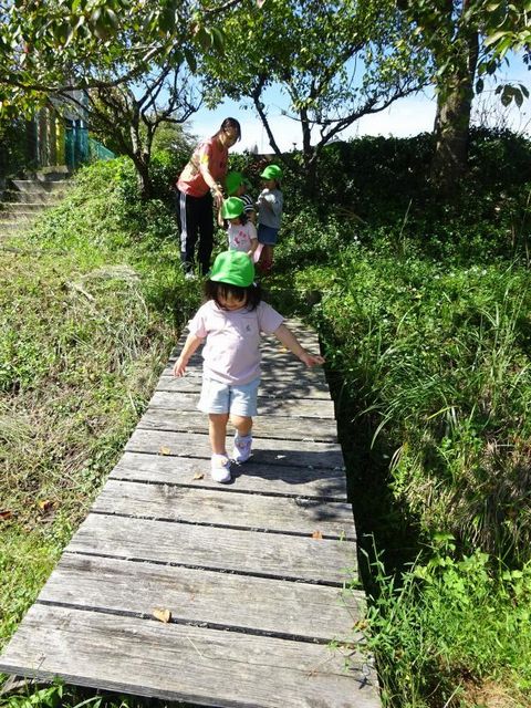 写真：橋の上を歩く様子