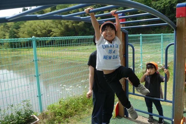 写真：雲梯で遊ぶ様子
