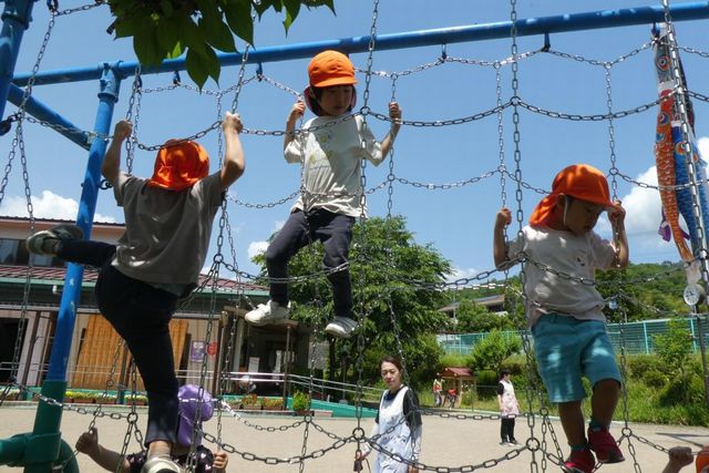 写真：遊具に上って遊ぶ様子