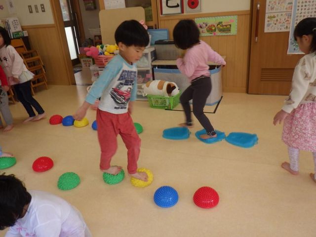 写真：ボールの上を歩く様子