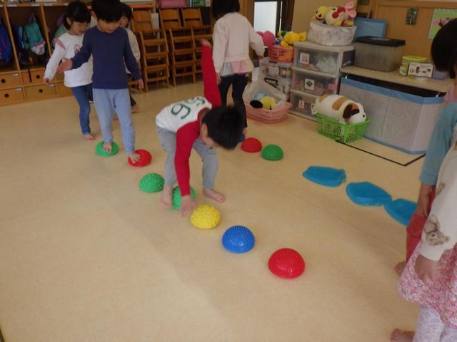 写真：ボールの上を歩く様子