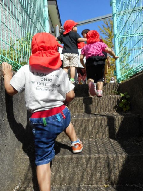 写真：階段を上がる様子