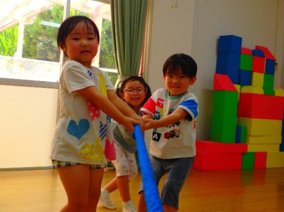 写真：友だちと遊ぶ様子