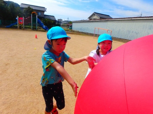 写真：大玉転がしをする様子