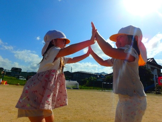 写真：ハイタッチする様子