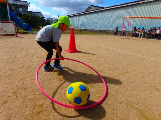 写真：サッカーボールを使った遊び