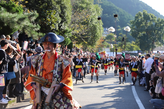 まつりの花形「大人大名行列槍振り」の写真