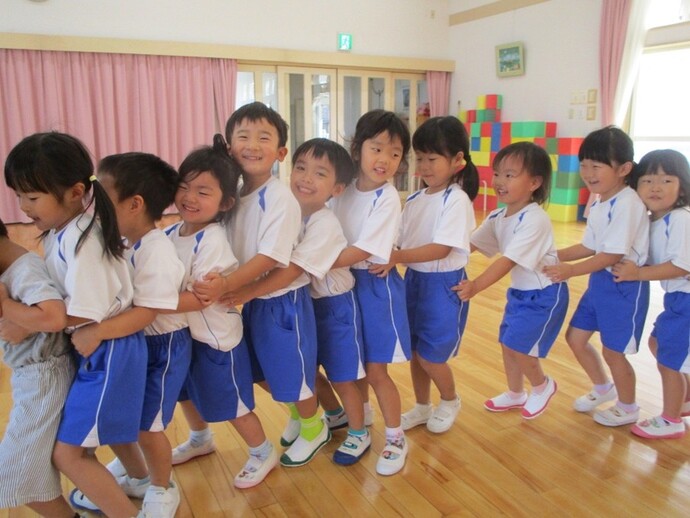 写真:ペンギン歩きをする様子