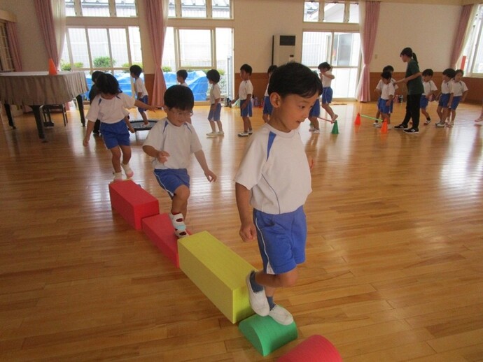 写真:積み木を使って遊ぶ様子