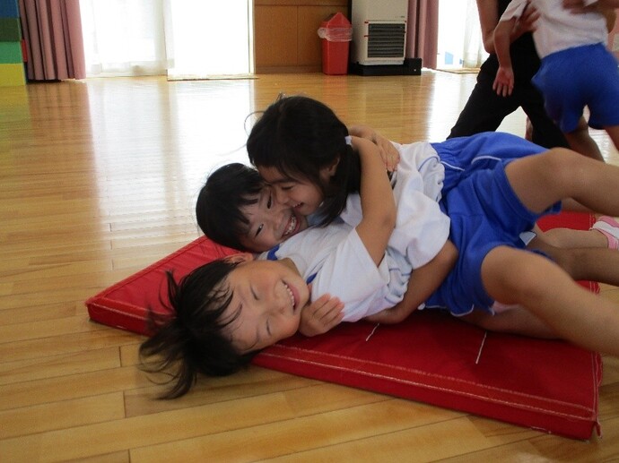 写真:おいもごろごろに挑戦する様子