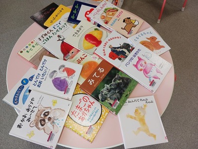 写真：にじっこ絵本に持ってきてくれた絵本