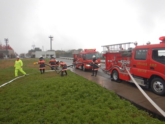 貯水槽から水を汲み上げ