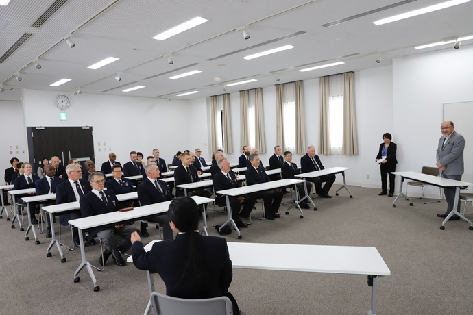 写真：嶋教育長と国際虎風館の方々