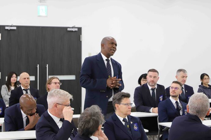 画像：各国の状況を伝えている様子