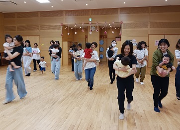 写真：親子運動遊びの様子