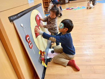 写真：福笑いで遊ぶ様子