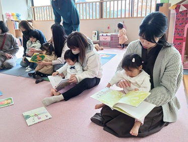 写真：絵本を見ている様子