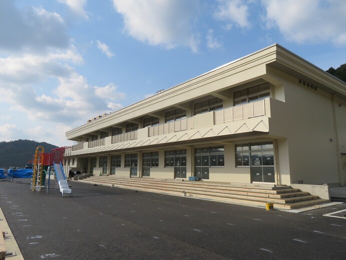 写真：竹野学園 低学年棟 外観 