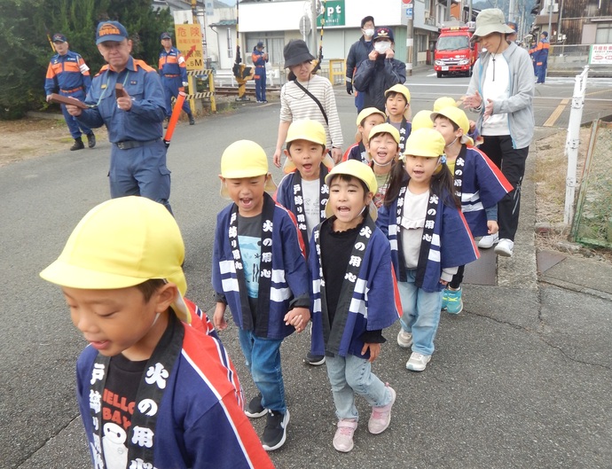 大きな声で啓発を行う園児たち
