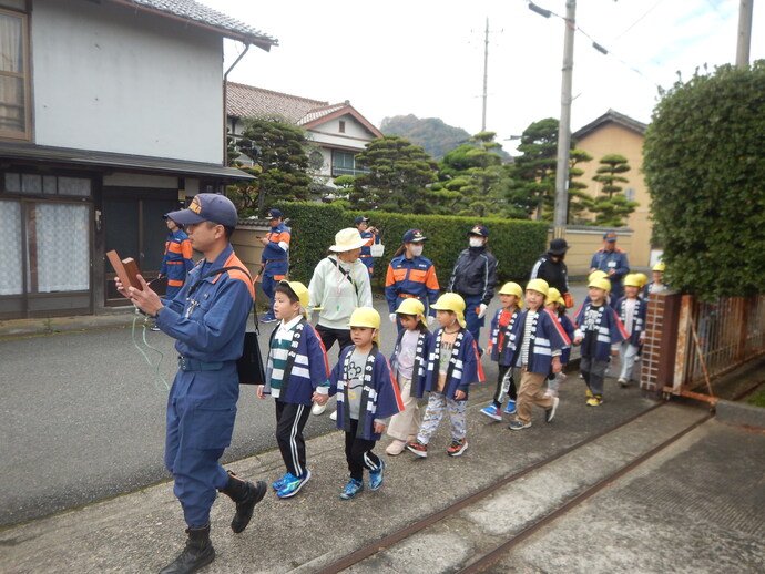 拍子木を打つ日高分署職員