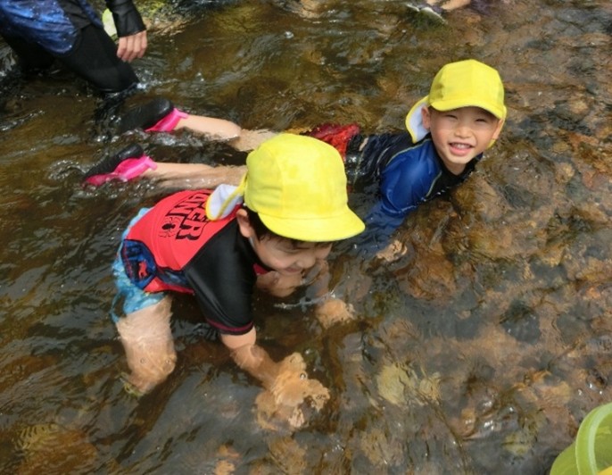 写真：川遊びの様子