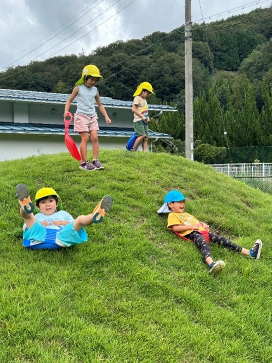 写真：芝滑りをする様子
