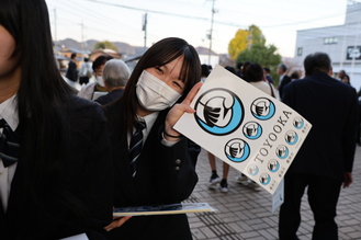 写真：ロゴマークのシール配布（高校生）