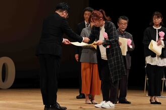 写真：メディア表彰　表彰状授与