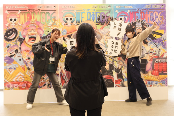 写真：特大パネルで写真を撮る様子