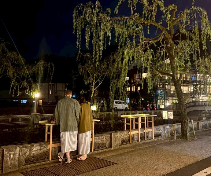 ハイカウンターでくつろぐ様子