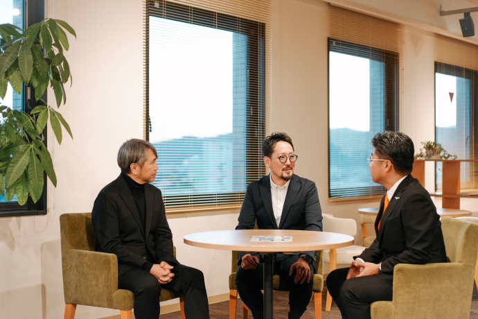 対談する門間市長、加賀さん、徳田さんの写真