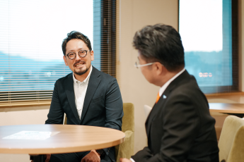 対談中の加賀さんの写真