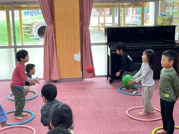 写真:ボール遊び