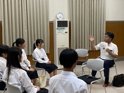 市内高 等学校の生徒と市長との対話のようす