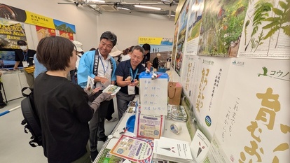 コウノトリ育む農法を紹介している市長と職員