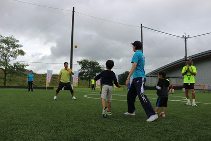 キャッチボールをする市長