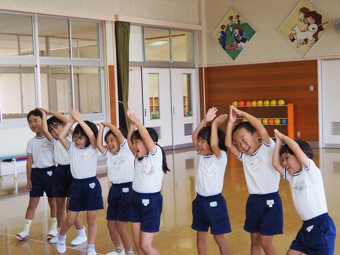 英語遊びの写真：“Banana!”　バナナのポーズ