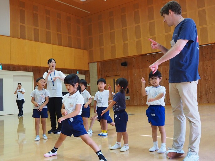 英語遊びの写真：小学校のALTの先生が遊びに来てくれたよ